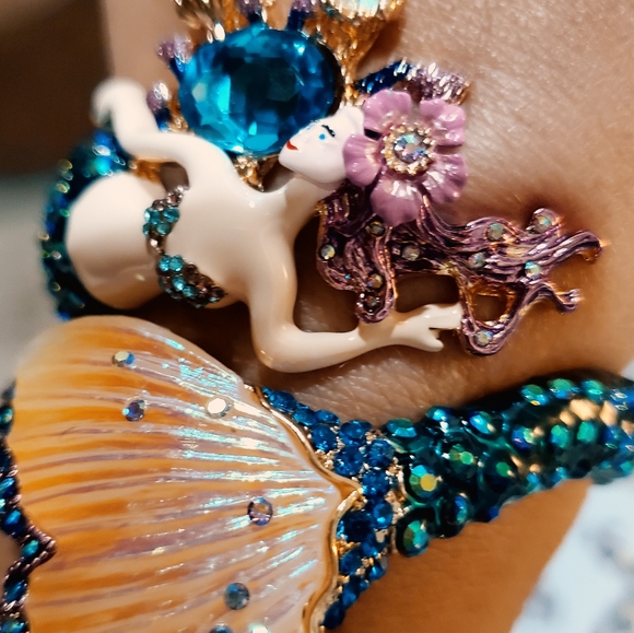 Nwt Betsey Johnson Beautiful mermaid Gold tone bracelet - Picture 13 of 16